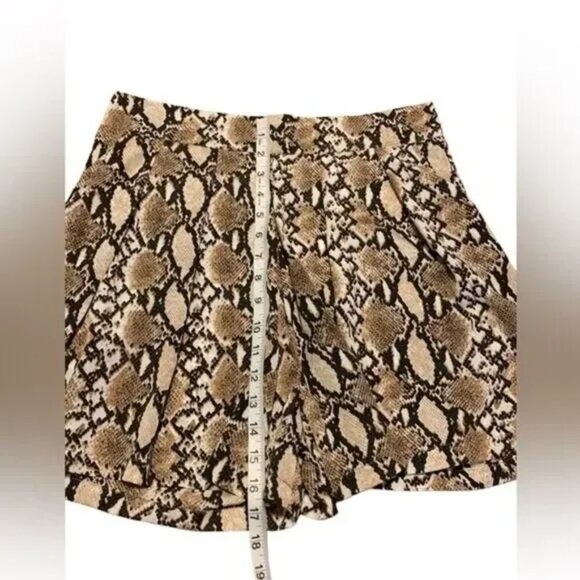 Hayden | Los Angeles Pleated High Rise Snakeskin Print Shorts | Size L - Picture 3 of 4
